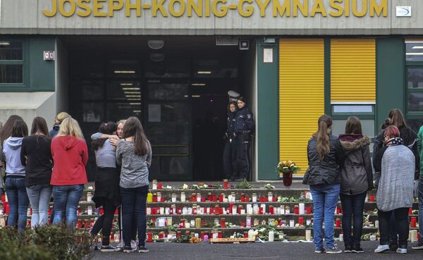 Germanwings uçağında hayatını kaybeden 16 Alman lise öğrencisi ve 2 öğretmen, Haltern am See kentindeki Joseph-König-Gymnasium Lisesi’ndeki öğretmenleri ve arkadaşları tarafından anıldı. - Sputnik Türkiye