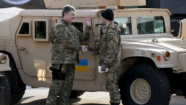 Ukrayna Devlet Başkanı Pyotr Poroşenko, Amerikan zırhlılarına çıkartmalar yapıştırdıktan sonra da bir askerle tokalaştı. - Sputnik Türkiye