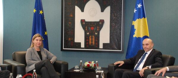 AB Dış İlişkiler ve Güvenlik Politikası Yüksek Temsilcisi Federica Mogherini ve Kosova Başbakanı İsa Mustafa - Sputnik Türkiye