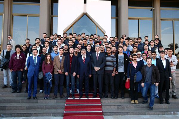 Nükleer mühendislik eğitimi öğrencileri, Enerji Bakanı Taner Yıldız ile - Sputnik Türkiye