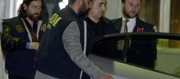 Cumhurbaşkanı Erdoğan'ın başbakanlığı döneminde çalışma ofisine dinleme cihazı konulmasıyla ilgili Romanya'da yakalanan ve iade edilmelerine karar verilen eski iki emniyet mensubu Zavar ve Usta İstanbul'a getirildi. - Sputnik Türkiye