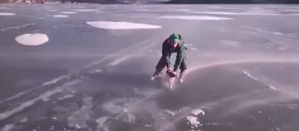 Motorlu testere kullanarak patinaj yapıyor - Sputnik Türkiye