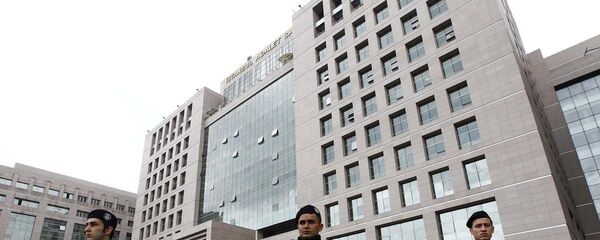 Berkin Elvan'ın ölümüne ilişkin soruşturmayı yürüten İstanbul Cumhuriyet Başsavcılığı Memur Suçları Bürosu Savcısı Mehmet Selim Kiraz, adliyedeki odasında rehin alındı. Özel Hareket Polisleri Adliye binasına giriş yaptılar. - Sputnik Türkiye