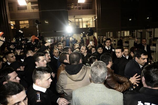 Operasyon sonrası Adliye'ye girmek isteyen bir grup avukat ile güvenlik güçleri arasında arbede yaşandı. Operasyon sonrası Adliye'ye girmek isteyen bir grup avukat ile güvenlik güçleri arasında arbede yaşandı. - Sputnik Türkiye