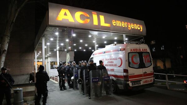 İstanbul İl Sağlık Müdürü, Savcı Kiraz'ın hastaneye getirildiğinde solunumunun olmadığını ve kalbinin durduğunu, bir saatlik çabaya rağmen hayata döndürülemediğini belirtti. - Sputnik Türkiye