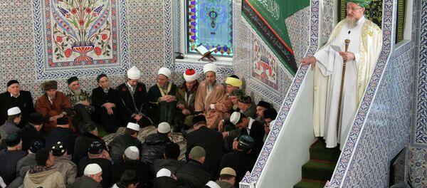 Rusya Müslümanları Merkezi Dini Nezareti Başkanı Müftü Talgat Tacuddin, Lala Tulpan Camisi’nde bayram namazı kıldırdı. - Sputnik Türkiye