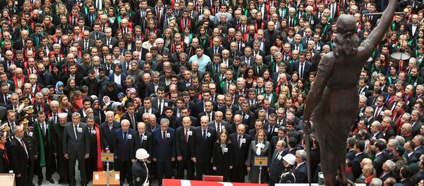 Cumhuriyet Savcısı Mehmet Selim Kiraz'ın meslektaşı olan yargı mensupları adliye önündeki törende ön saflarda yer aldı. - Sputnik Türkiye