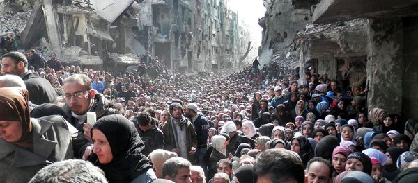 Yermuk kampında mülteciler gıda sırasında - Sputnik Türkiye