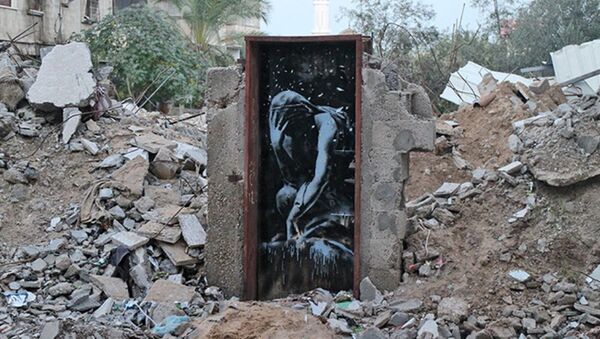 Sokak sanatçısı Banksy'ninTanrıça Niobe'nin ağlarkenki halinin tasvir edildiği ‘Bomb Damage' - Sputnik Türkiye
