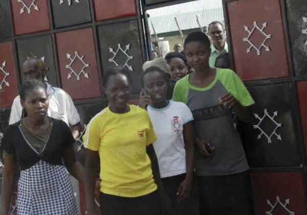 Yerleşkeden kaçmayı başaran bazı öğrenciler içeride en az 5 saldırgan olduğunu, birçok kişinin rehin alındığını ve intihar yeleği giydiklerini anlatmıştı. - Sputnik Türkiye