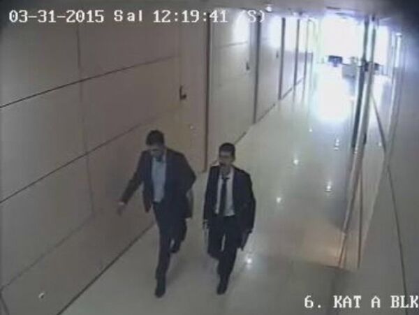 Fotoğraflarda Yayla ve Doğruyol , adliye koridorunda ve savcının odasına girerken görülüyor. - Sputnik Türkiye