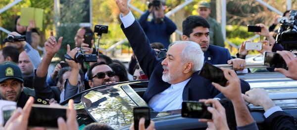 İran Dışişleri Bakanı Muhammed Cevad Zarif başkanlığındaki müzakere heyeti, İsviçre'nin Lozan kentinde İran ile 5+1 gurubu arasında gerçekleşen 9 günlük yoğun nükleer görüşmelerinin ardından Tahran'a döndü. Mihrabat Havaalanı'nda toplanan birçok İranlı müzakere heyetini coşkulu bir şekilde karşıladı. Zarif, coşkulu kalabalığı selamladı. - Sputnik Türkiye