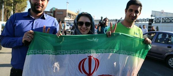 İran'ın başkenti Tahran'da halk, nükleer anlaşmada uzlaşma haberinin ardından sokaklara çıktı. - Sputnik Türkiye