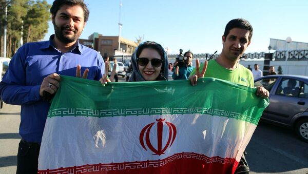 İran'ın başkenti Tahran'da halk, nükleer anlaşmada uzlaşma haberinin ardından sokaklara çıktı. - Sputnik Türkiye