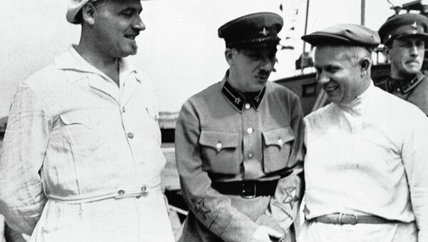 Genrih Yagoda (ortada) ve Nikita Kruşçev (sağda) - Sputnik Türkiye
