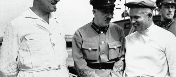 Genrih Yagoda (ortada) ve Nikita Kruşçev (sağda) - Sputnik Türkiye