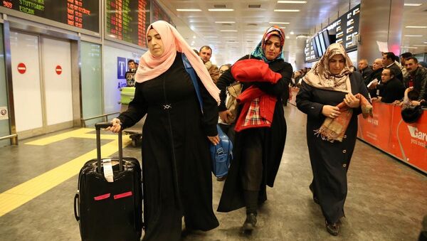 Yemen'den tahliye edilen Türkler, İstanbul'da - Sputnik Türkiye