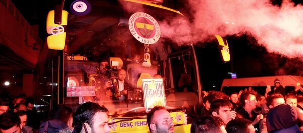 Spor Toto Süper Lig'de Çaykur Rizespor ile yaptığı maçın ardından Trabzon'daki havalimanına gidişi sırasında saldırıya uğrayan Fenerbahçe kafilesi, İstanbul'a döndü. Fenerbahçeli kafileyi çok sayıda taraftar karşıladı. - Sputnik Türkiye