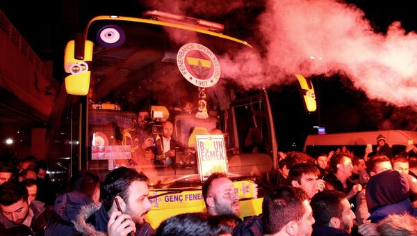 Spor Toto Süper Lig'de Çaykur Rizespor ile yaptığı maçın ardından Trabzon'daki havalimanına gidişi sırasında saldırıya uğrayan Fenerbahçe kafilesi, İstanbul'a döndü. Fenerbahçeli kafileyi çok sayıda taraftar karşıladı. - Sputnik Türkiye