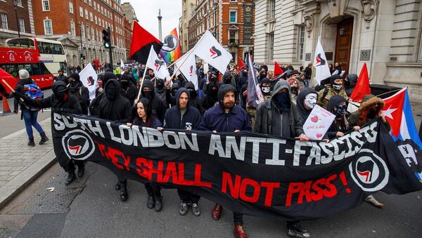 PEGIDA hareketinin Londra'daki uzantısının Whitehall'daki gösterisi, 'Faşizme Karşı Birlik Ol' grubu tarafından protesto edildi. - Sputnik Türkiye