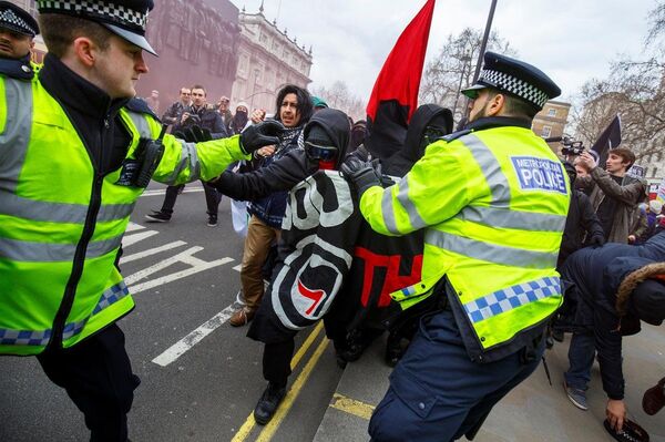 PEGIDA gösterisinin gerçekleştiği bölüme yaklaşmak isteyen faşizm karşıtları ile polis arasında kimi zaman arbede yaşandı. - Sputnik Türkiye