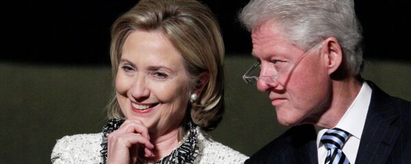 Eski ABD Dışişleri Bakanı Hillary Clinton ve eski başkan olan eşi Bill Clinton - Sputnik Türkiye