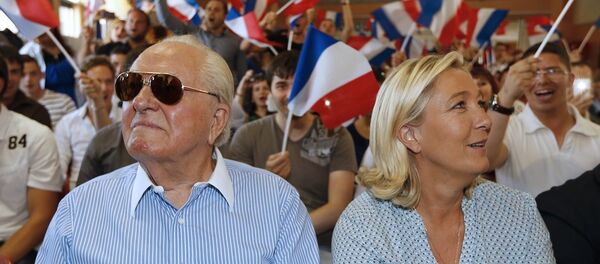 Fransa'da Ulusal Cephe (FN) lideri Marine Le Pen ile babası Jean-Marie Le Pen - Sputnik Türkiye