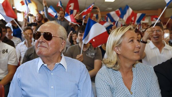 Fransa'da Ulusal Cephe (FN) lideri Marine Le Pen ile babası Jean-Marie Le Pen - Sputnik Türkiye