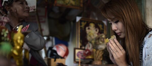 Tayland'da dua eden bir kadın - Sputnik Türkiye