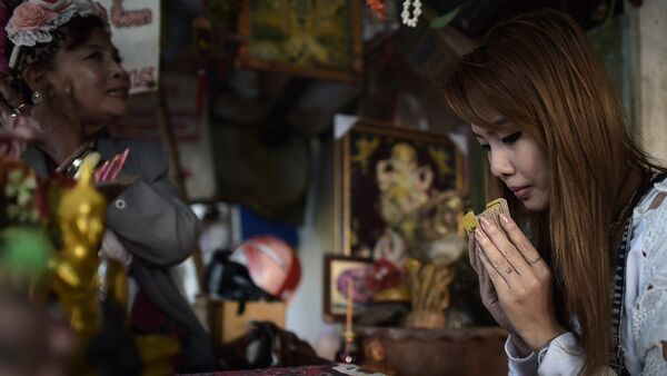 Tayland'da dua eden bir kadın - Sputnik Türkiye
