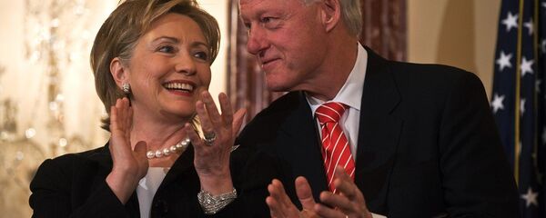 ABD eski Dışişleri Bakanı Hillary Clinton- eşi eski ABD Başkanı Bill Clinton - Sputnik Türkiye