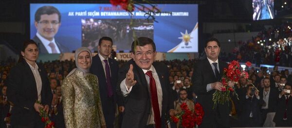 Başbakan Ahmet Davutoğlu ve eşi Sare Davutoğlu, AK Partilileri partilileri selamlayarak karanfil attı. - Sputnik Türkiye