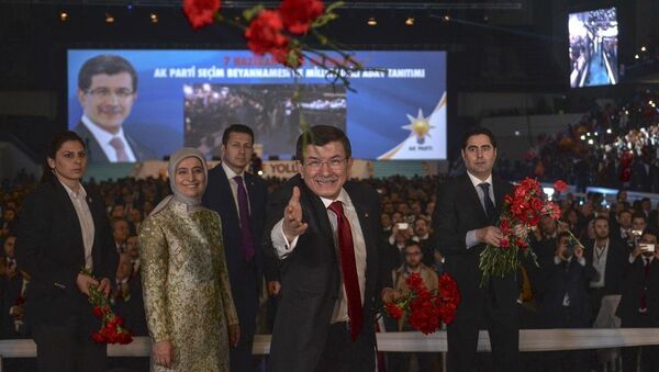 Başbakan Ahmet Davutoğlu ve eşi Sare Davutoğlu, AK Partilileri partilileri selamlayarak karanfil attı. - Sputnik Türkiye