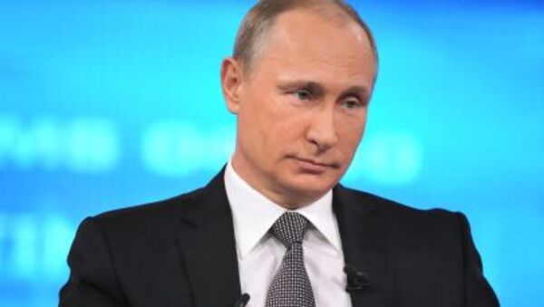 Rusya Devlet Başkanı Vladimir Putin, Rus televizyon kanalları ve radyo kurumlarının canlı olarak yayınladığı  yıllık 'Vladimir Putin ile Direkt Hat Programı'sırasında Rusların sorularını yanıtlıyor - Sputnik Türkiye