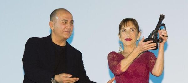 Hümeyra'ya onur ödülünü, Festival Onursal Başkanı Ferzan Özpetek verdi. - Sputnik Türkiye