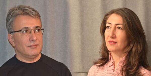 Rusya’da yaşayan cam sanatçısı Gülsen Soysal ve eşi ressam Doğan Soysal Moskova’da resim ve cam sanatını buluşturan bir sergi açtı. - Sputnik Türkiye