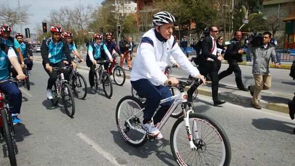 Cumhurbaşkanı Recep Tayyip Erdoğan, Salacak'ta 51. Cumhurbaşkanlığı Türkiye Bisiklet Turu Tanıtım Etkinlikleri kapsamında basın turuna katıldı. - Sputnik Türkiye