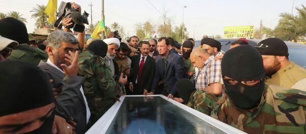 Irak'taki çatışmalar sırasında öldürülen devrik lider Saddam Hüseyin'in yardımcısı İzzet İbrahim el Duri'nin cenazesi - Sputnik Türkiye