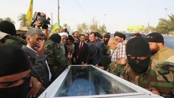 Irak'taki çatışmalar sırasında öldürülen devrik lider Saddam Hüseyin'in yardımcısı İzzet İbrahim el Duri'nin cenazesi - Sputnik Türkiye