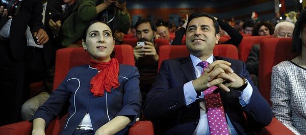 HDP Eş Genel Başkanları Yüksekdağ ve Demirtaş, alkışlar eşliğinde seçim bildirgesini açıkladı. HDP Eş Genel Başkanları Yüksekdağ ve Demirtaş, alkışlar eşliğinde seçim bildirgesini açıkladı. - Sputnik Türkiye