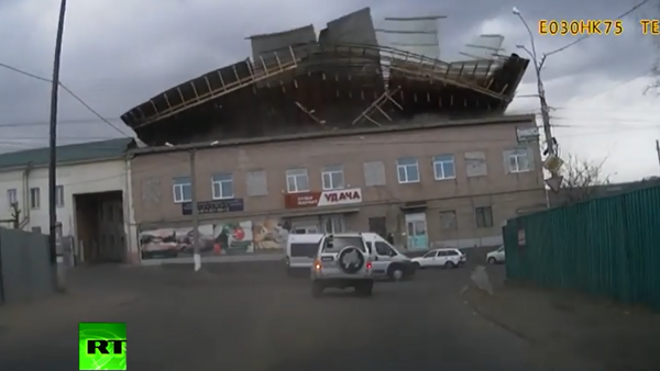 Şiddetli rüzgar Sibirya’da evin çatısını uçurdu - Sputnik Türkiye