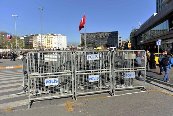 Taksim'e, 1 Mayıs Emek ve Dayanışma Günü dolayısıyla alınan güvenlik tedbirleri çerçevesinde bariyerler getirildi. - Sputnik Türkiye
