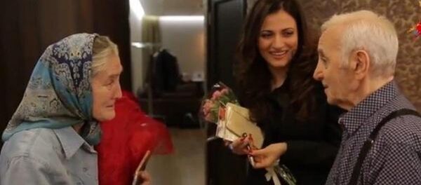 Fransız şarkıcı Charles Aznavour- 73 yaşındaki Lydia Ivanova - Sputnik Türkiye