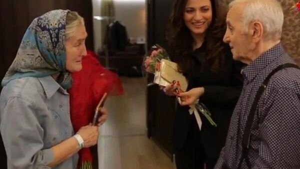 Fransız şarkıcı Charles Aznavour- 73 yaşındaki Lydia Ivanova - Sputnik Türkiye