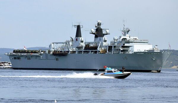 Çanakkale Kara Savaşları'nın 100. yıl dönümü törenlerine katılmak için Çanakkale'ye gelen Birleşik Krallık Galler Prensi Charles ile beraberindekilerin bulunduğu İngiliz Donanmasına ait HMS Bulwark adlı gemi de iskele açıklarında demirledi. - Sputnik Türkiye