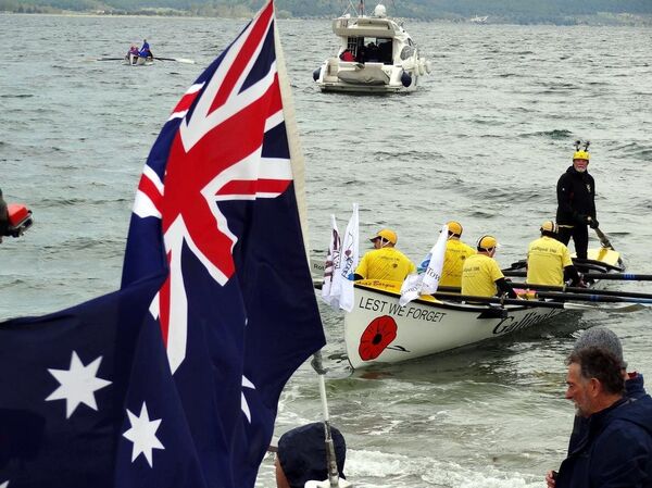 Çanakkale Kara Savaşları'nın 100. yıl dönümü etkinlikleri kapsamında düzenlenen sörf bot etkinliğine katılanlar, Eceabat ilçesi sahilinden Çanakkale Boğazı'na açılıp kürek çekti. - Sputnik Türkiye