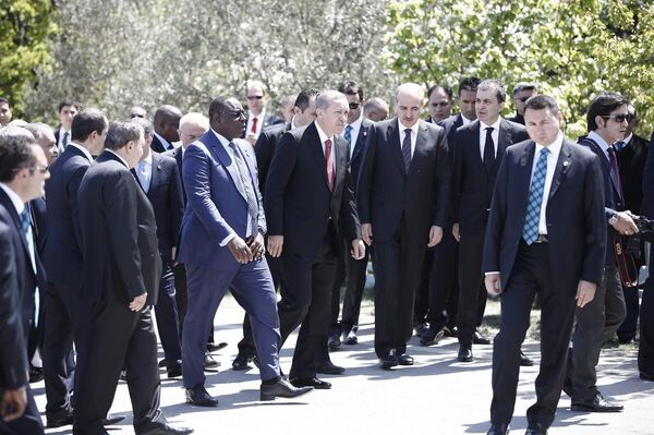 Cumhurbaşkanı Recep Tayyip Erdoğan, bazı devlet ve hükümet başkanlarıyla Seddülbahir Köyü Yahya Çavuş Şehitler Camisi’nde cuma namazı kıldı. - Sputnik Türkiye