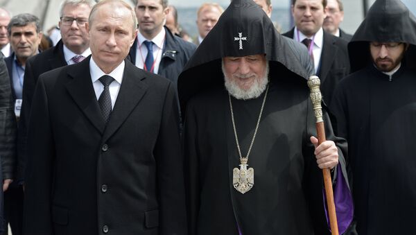 Dünya Ermenileri ruhani lideri ve Ermeni Apostolik Kilisesi Katolikosu II. Karekin, 1915 olaylarında ölenlerin anısına Tsitsernakaberd Tepesi'nde bir ayin düzenledi. Ayine katılanlar arasında Rus lider  Putin de vardı.sits Armenia - Sputnik Türkiye