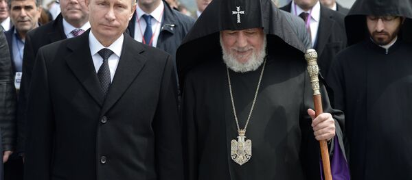 Dünya Ermenileri ruhani lideri ve Ermeni Apostolik Kilisesi Katolikosu II. Karekin, 1915 olaylarında ölenlerin anısına Tsitsernakaberd Tepesi'nde bir ayin düzenledi. Ayine katılanlar arasında Rus lider  Putin de vardı.sits Armenia - Sputnik Türkiye