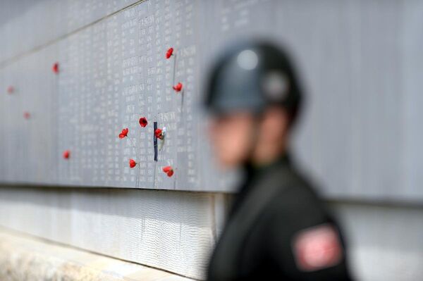 Gelibolu yarımadasındaki İngiliz Anıtı'na bazı İngiliz askerleri, hayatını kaybeden askerlerin isimlerinin yer aldığı anıt çevresine çiçek ve resim bıraktı. - Sputnik Türkiye
